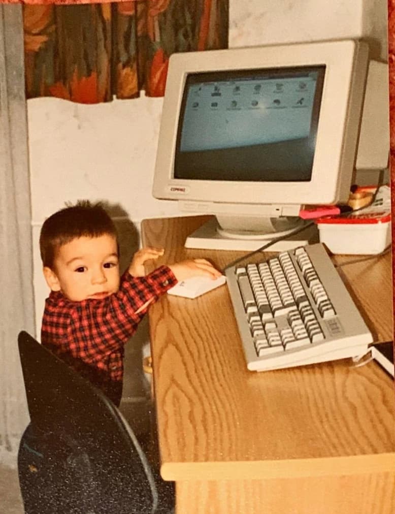 Thomas Gal als Kleinkind am Computer