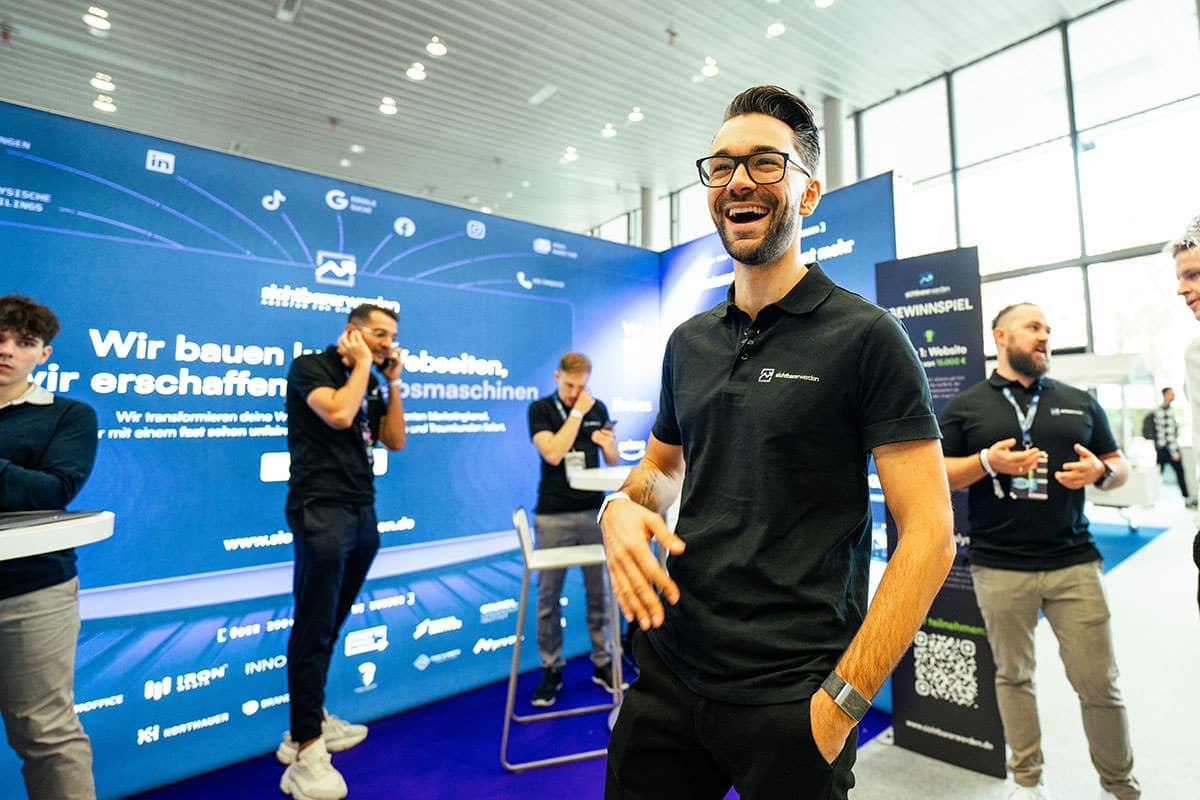 Thomas Gal am Messestand von SichtbarerWerden